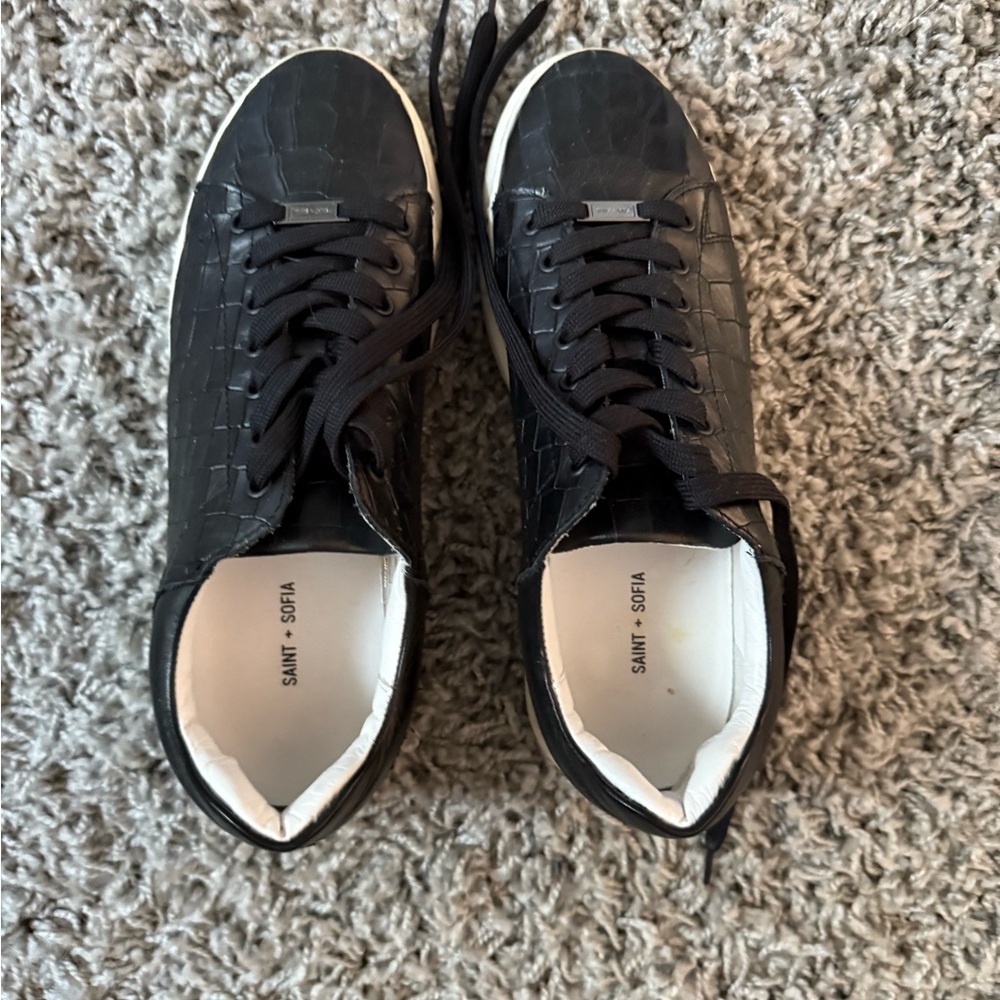 Women’s Sleek Black Low-Top Sneakers with Minimalist Design leather